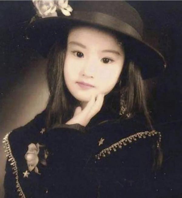 17位女星童年照,你能認出來誰?有人從小美到大,有人女大十八變 17位女星童年照,你能認出來誰?有人從小美到大,有人女大十八變