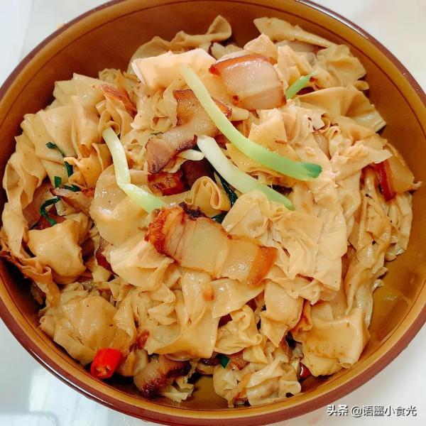 冬天，家庭主婦做的烤肉，烤蔬菜，還有家常特色小炒，解饞又美味