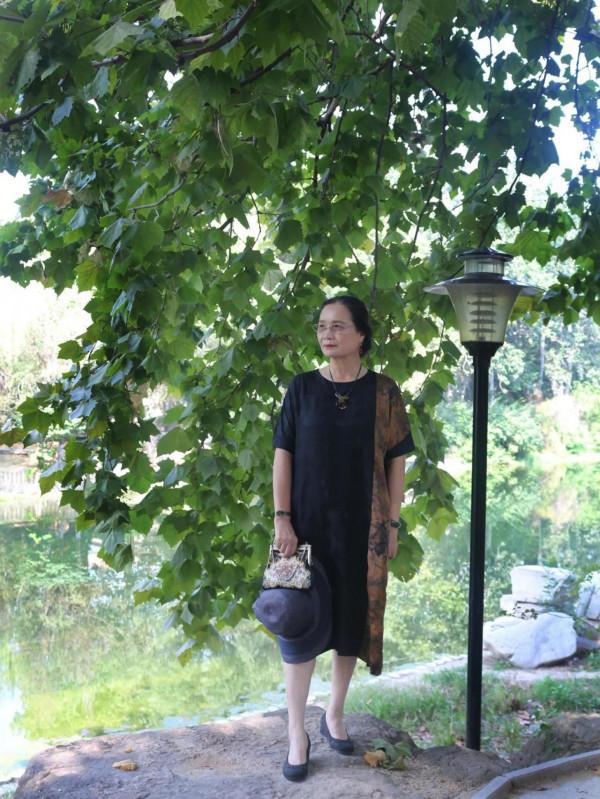 這位老年人打扮不一般，大氣時尚，還有滿滿的高階感