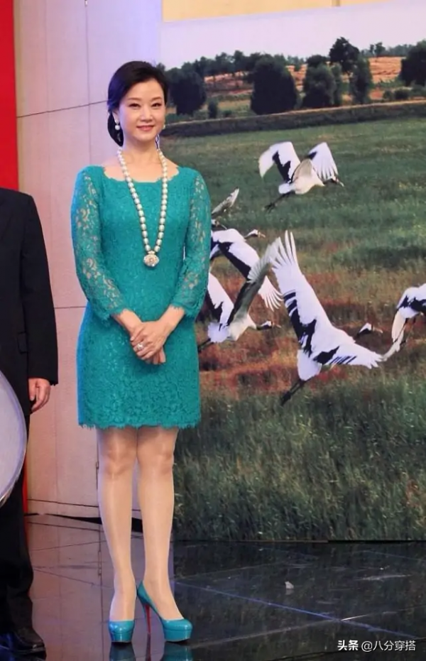 歲月從不敗美人,宋祖英穿藍綠色蕾絲裙性感又高階,哪像55歲的人 歲月從不敗美人,宋祖英穿藍綠色蕾絲裙性感又高階,哪像55歲的人