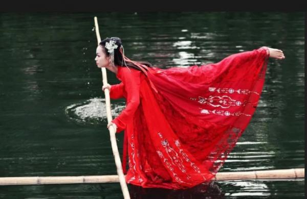 7歲苦練水上漂17年，“一竹渡江”火到國外驚豔老外，楊柳憑什麼