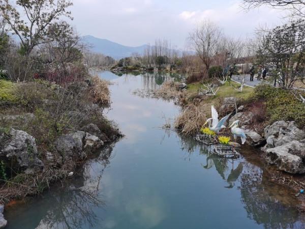 踏青早行人 作者：張鎖龍