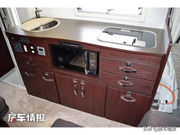 豐田中巴房車,4.0L柴油動力足,大空間像家一樣三代同堂也住得下 豐田中巴房車,4.0L柴油動力足,大空間像家一樣三代同堂也住得下