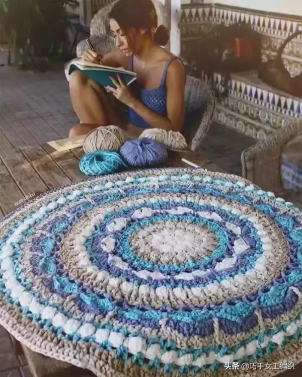 只用幾團布條線，就鉤出了好看又實用的桌墊地墊