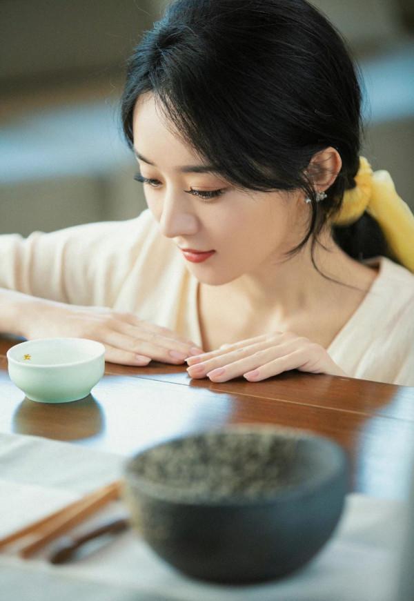 趙麗穎終於成熟了!中秋節造型“人淡如菊”,穿黃色優雅到骨子裡 趙麗穎終於成熟了!中秋節造型“人淡如菊”,穿黃色優雅到骨子裡