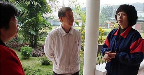 李兆楠：倆哥哥成千億富豪，他卻在老家打工，被贈200億分文不取