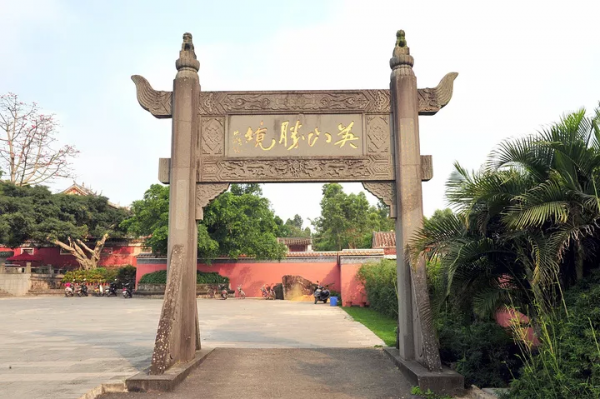 雷州有座千年古祠，全國罕見的五代石人石狗