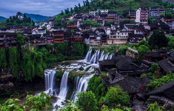掛在瀑布上的古鎮