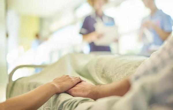 兩位癌症患者，1個在醫院傾盡所有，1個到處遊山玩水，誰做得對？