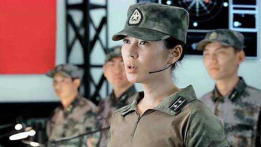 女明星軍裝造型有多浮誇？有人不捨大紅唇，有人腳踩10公分高跟