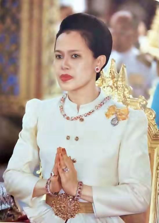 詩麗吉的紅寶石項鍊真不少,甚至還有傳家寶,詩妮娜也戴過祖傳的 詩麗吉的紅寶石項鍊真不少,甚至還有傳家寶,詩妮娜也戴過祖傳的