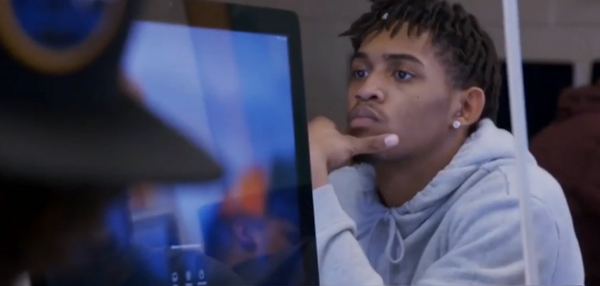 死也不打疫苗，還狂開新冠派對，為什麼只有美國人越來越“反智”