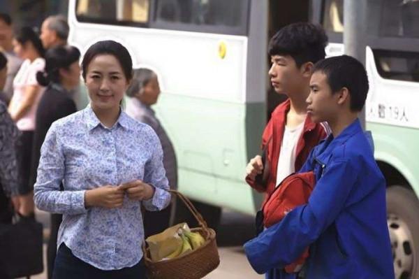 浙江女子，給重慶乞丐10元，20年後，乞丐成富豪，送100萬報恩