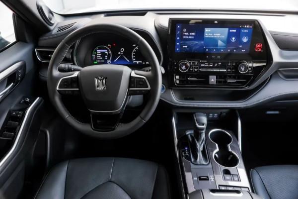 “吃”得少，跑得快，坐得多！賽道試駕皇冠陸放