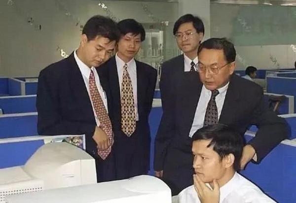 小米雷軍：三年當總裁，八年進軍世界500強，一代民工的改命史