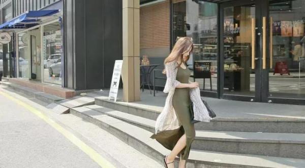 簡約的吊帶連衣裙休閒又時尚，腳上一雙簡約的平底涼鞋，簡約休閒