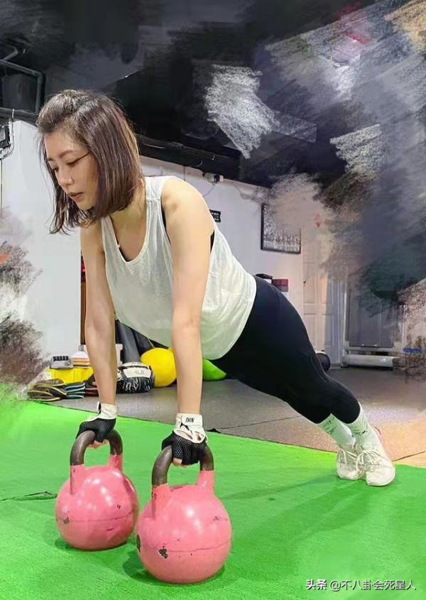 47歲賈靜雯，41歲張柏芝，這5位女星連生三個娃，還能保持好狀態