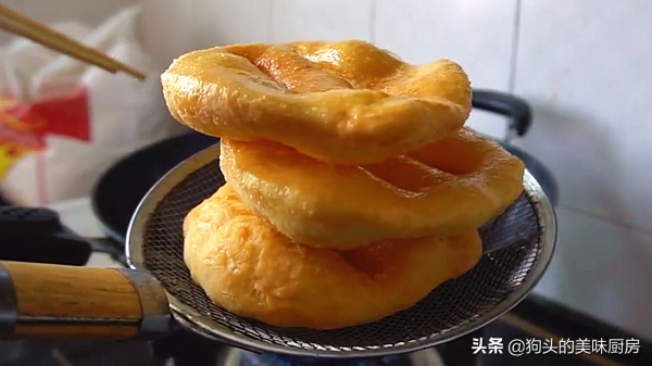 1碗麵粉1個雞蛋能做的油餅,外皮酥脆,內部蓬鬆,比油條還好吃 1碗麵粉1個雞蛋能做的油餅,外皮酥脆,內部蓬鬆,比油條還好吃