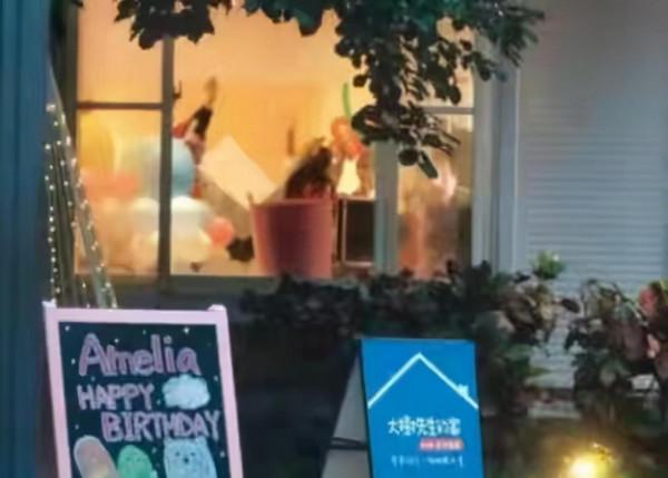 林心如女兒生日趴曝光！小海豚罕露臉被團寵，燙捲髮戴蝴蝶結好美