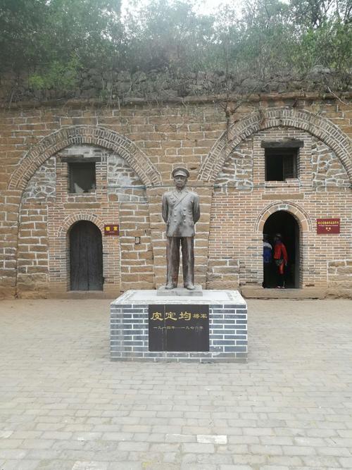 皮定均去前線視察，班長以為他是個伙伕，和他一起罵皮定均