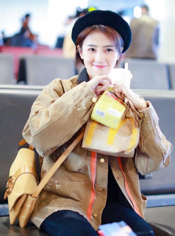 白鹿也太會了吧,工裝配上娃娃臉,一點都不違和,還有點像小學生 白鹿也太會了吧,工裝配上娃娃臉,一點都不違和,還有點像小學生