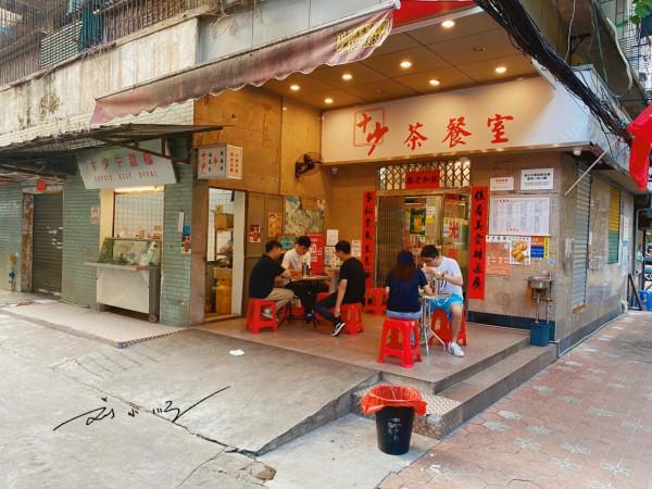 廣東佛山市中心有個復古茶餐廳，藏在小巷裡，遊客還以為到了香港