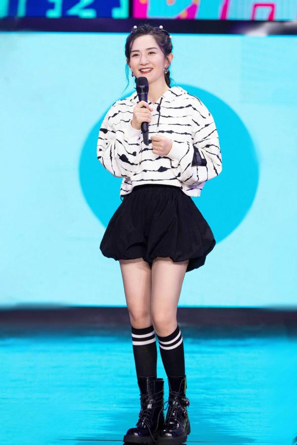 謝娜哪像仨孩子的媽？穿破洞T恤配彩色半身裙，一副大學生的模樣