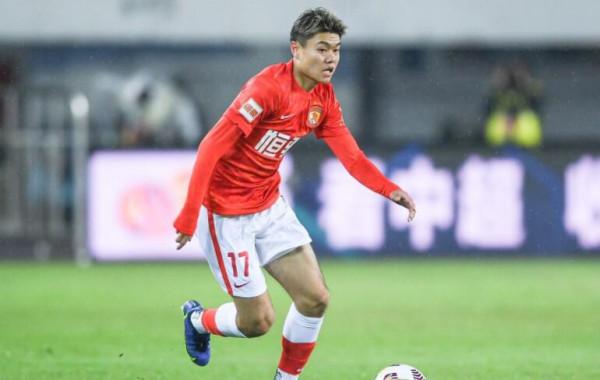 中超昨晚離譜失誤！2國腳停球2米高+5米遠，後防臥龍鳳雛連續送禮