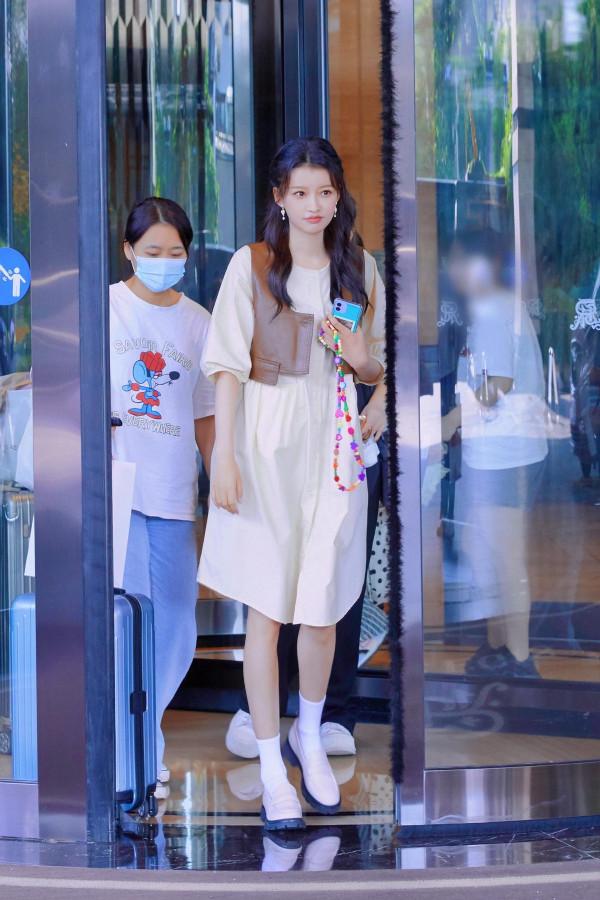 孫怡路透照，疊穿連衣裙又瘦又美，身材讓人羨慕