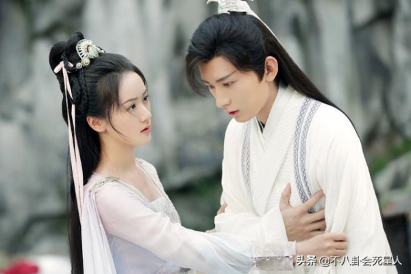 40多歲還在演偶像劇，這5位男星太自信，和女主站在一起像父女