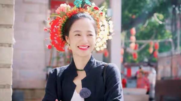 周韻滿頭鮮花配普通衣服，氣質古典從容，即使素顏也比路人漂亮