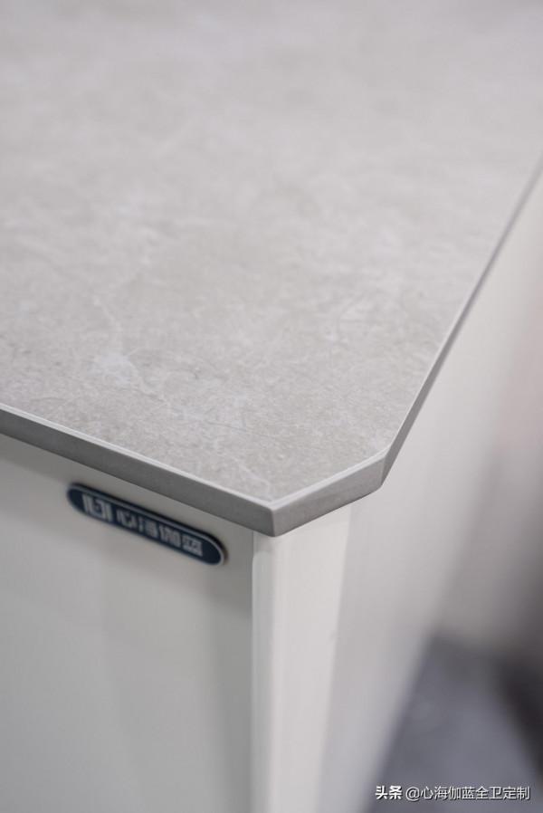 這款懸掛式浴室櫃盡顯小資情調