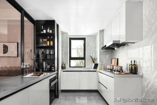 定製傢俱的獨特美感，將現代簡約極致呈現出來