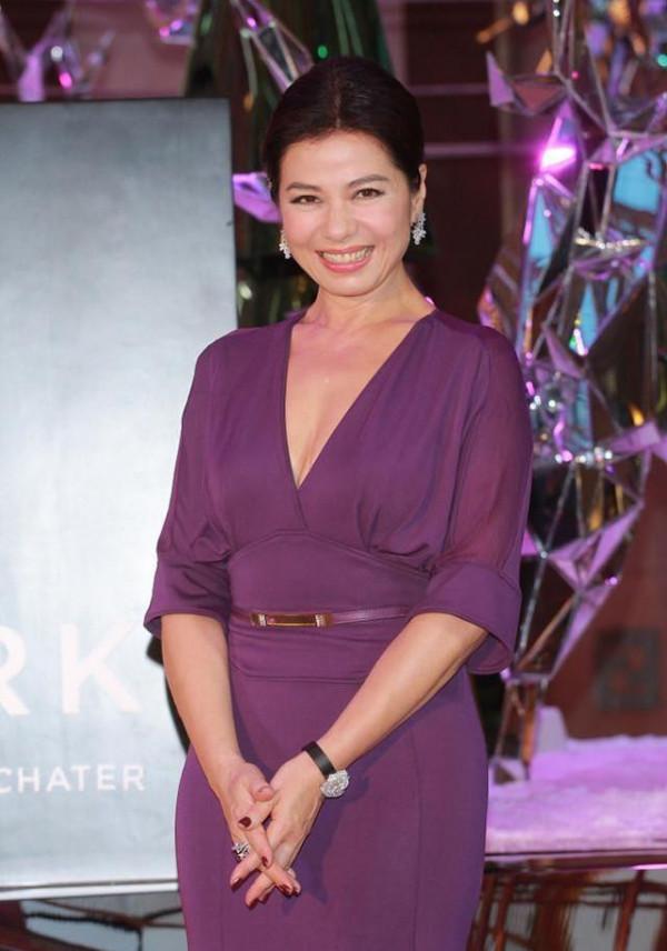 鐘楚紅61歲了還很靚，穿紫裙耐看又大氣，一眼就看出有沒有貴婦感