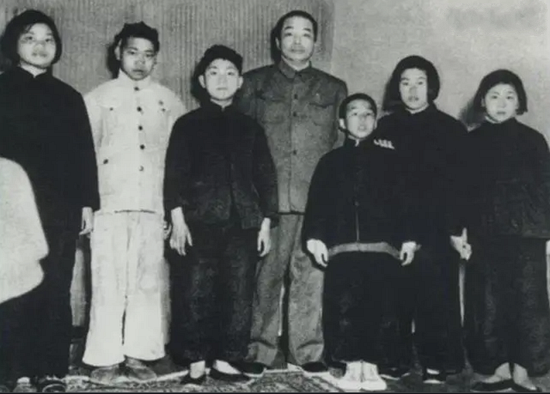 74年彭德懷逝世後，骨灰該如何處理？周總理得知後作出16字批示