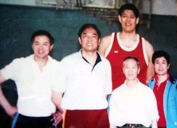 2008年穆鐵柱病逝,兒女都是正常身高,都沒有繼承父親的事業 2008年穆鐵柱病逝,兒女都是正常身高,都沒有繼承父親的事業