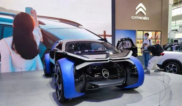 雪鐵龍打造「超級滑板」,球形車輪+自動駕駛,還能3個人一起坐 雪鐵龍打造「超級滑板」,球形車輪+自動駕駛,還能3個人一起坐