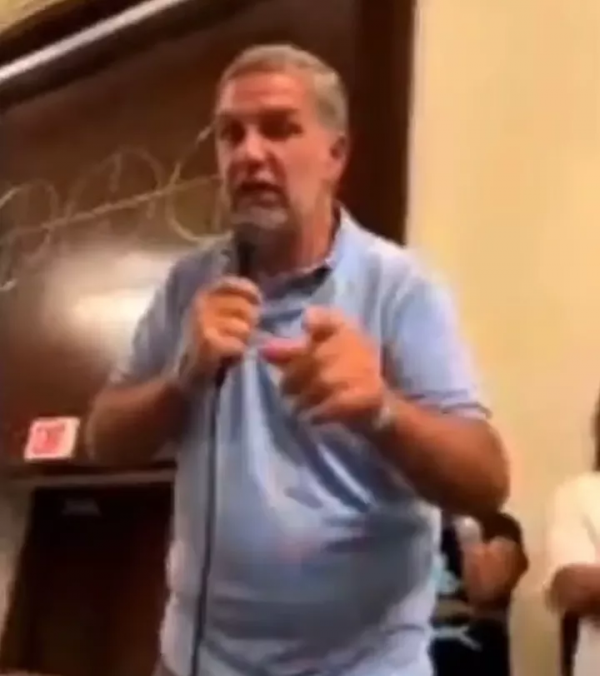 深信去世總統父子顯靈現身，一幫美國人街頭傻等一天，慘被割韭菜