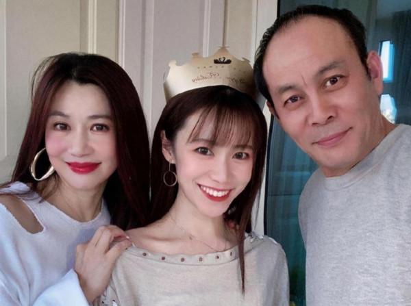 6位娛圈明星夫妻，從校服到婚紗，個個娶初戀，在一起最長40年