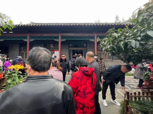 在趵突泉除了看菊展，還能看這兩位大家的畫展