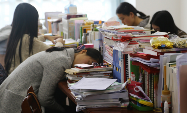 新型“啃老族”已出現，父母對此毫不知情，反而以為學生很上進