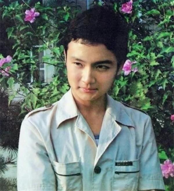 歐陽奮強:紅樓夢的“寶二爺”,23歲爆紅時結婚,一生只愛一人 歐陽奮強:紅樓夢的“寶二爺”,23歲爆紅時結婚,一生只愛一人