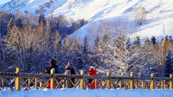 新疆禾木：雪淨炊煙白 安閒緩緩遊