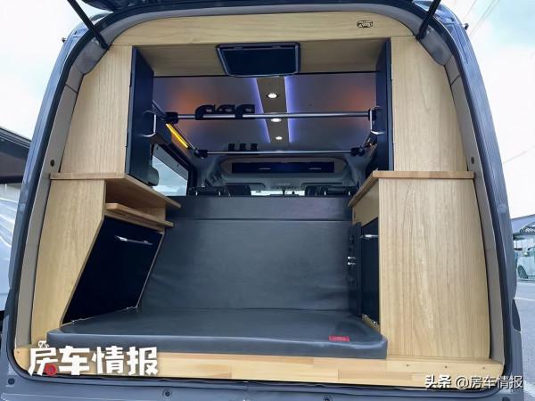 約合15萬的鈴木四驅房車，尺寸比飛度還小，車內能住2人有小餐廳