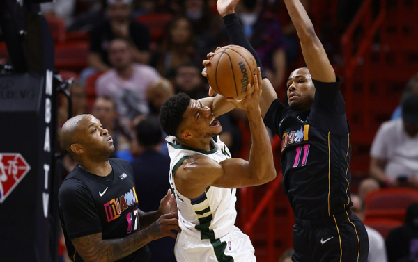 低迷之日！3大MVP集體拉胯，真超巨39+11+11真猛，要連莊MVP了？