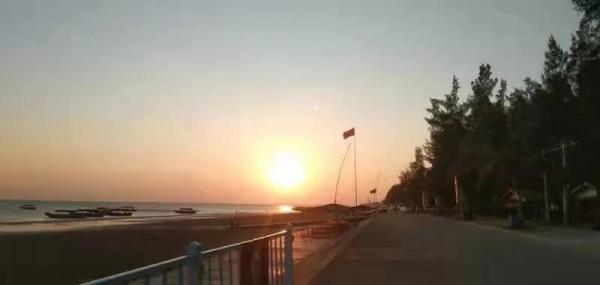 秋萍退休後一人一車自駕遊90天，移動的海景房