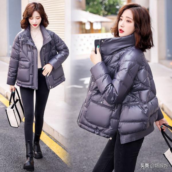 看看這幾款短款立領白鴨絨羽絨服，搭配短褲+長筒靴，高階又時髦