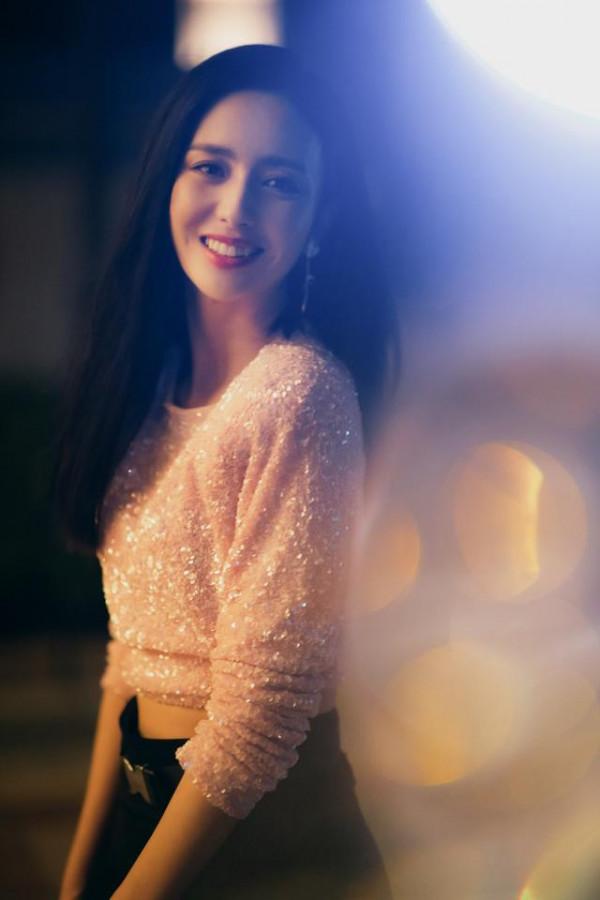 單身後的佟麗婭更嫩了，穿粉色露腰裝配披肩直髮，少女感越發出眾