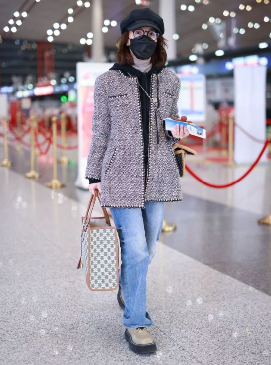 吳昕一點沒有明星包袱，穿小香風疊穿衛衣+高領衫，為保暖拼了