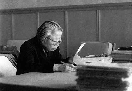 鄧穎超去世後，秘書趙煒對後事提出4個問題，中央：群眾不會同意